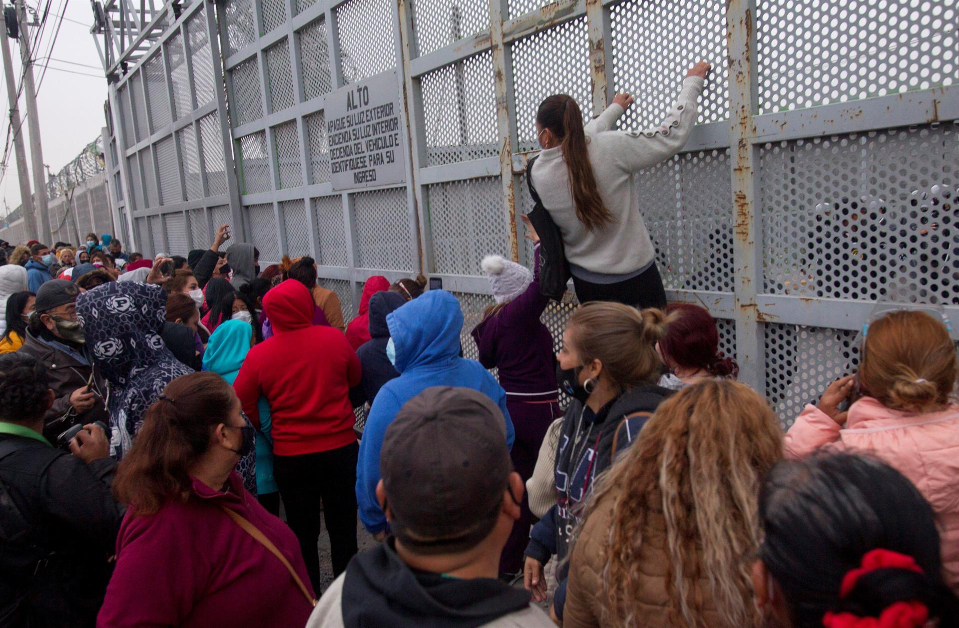  Familiares de presos se manifiestan hoy afuera del Penal de Apodaca, en el estado de Nuevo Le&oacute;n (M&eacute;xico). 