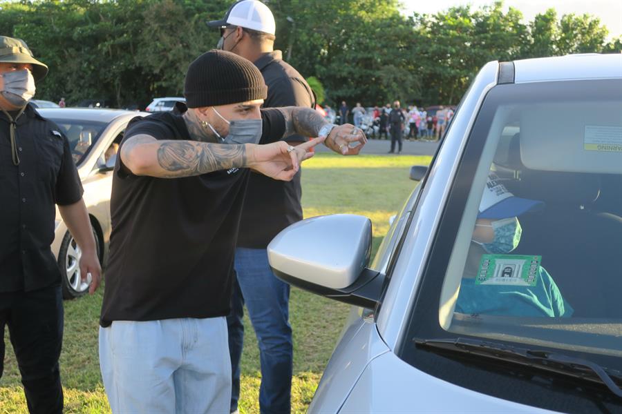Rauw Alejandro y Wisin reparten regalos en Puerto Rico (2)