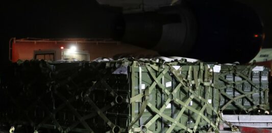 La primera partida de 90 toneladas de armamento letal de EEUU llegó este sábado al aeropuerto Boríspol de Kiev en medio de falta de avances en las negociaciones entre Washington y Moscú por el refuerzo militar ruso en la frontera con Ucrania.