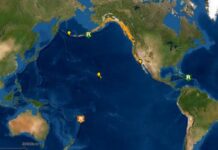 EE.UU. lanza un aviso de tsunami en la costa oeste del país El Servicio de Avisos de Tsunami, perteneciente a la Oficina Nacional de Administración Oceánica y Atmosférica (NOAA), que incluye el Centro Nacional de Huracanes, el NWS, lanzó este sábado un aviso de tsunami en la costa oeste del país tras el que ha afectado a la isla de Tonga en el Pacífico Sur.