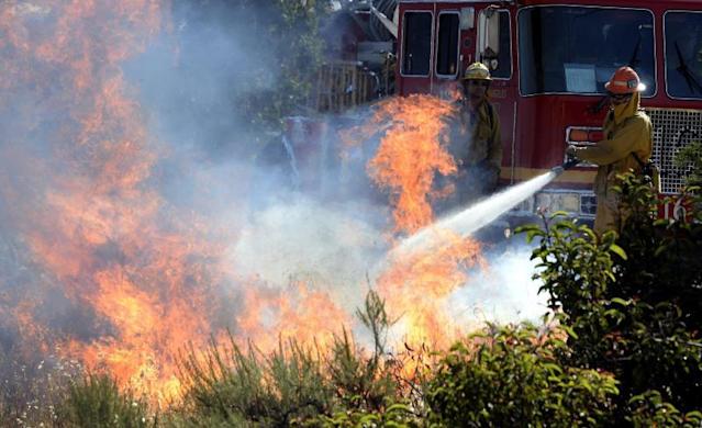 fuego que quema en la icónica carretera de California incendio
