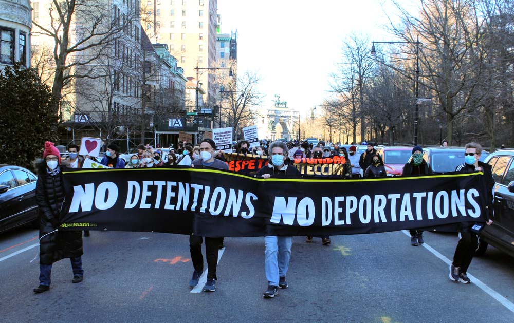 Activistas marchan por las calles de Brooklyn