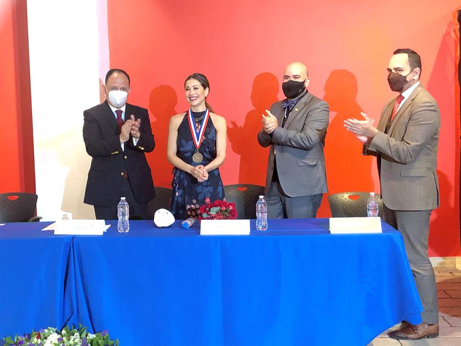  El c&oacute;nsul de M&eacute;xico en Nueva York, Jorge Islas (i); el presidente de la Asociaci&oacute;n Mister Amigo, Juan Rogelio Chapa (2d), y el jefe de protocolo del consulado mexicano, Tonatiuh Gonz&aacute;lez (d), aplauden a la actriz y cantante mexicana Bianca Marroqu&iacute;n este viernes durante un acto para recibir el premio "Mister Amigo" celebrado en el consulado mexicano en Nueva York.