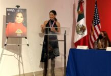 La actriz y cantante mexicana Bianca Marroquín habla este viernes, durante un acto para recibir el premio "Mister Amigo" celebrado en el consulado mexicano en Nueva York.