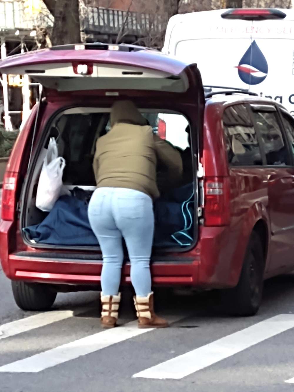 En la esquina Este de la calle 87 con Broadway, esta otra mujer ofrece los almuerzos directamente desde su auto. La comida está cubierta, para mantenerla caliente y además como protección en caso de que llegue un inspector de sanidad.