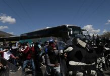 Estudiantes de Ayotzinapa chocan con Guardia Nacional de México en protesta Estudiantes de Ayotzinapa chocan con Guardia Nacional (1)