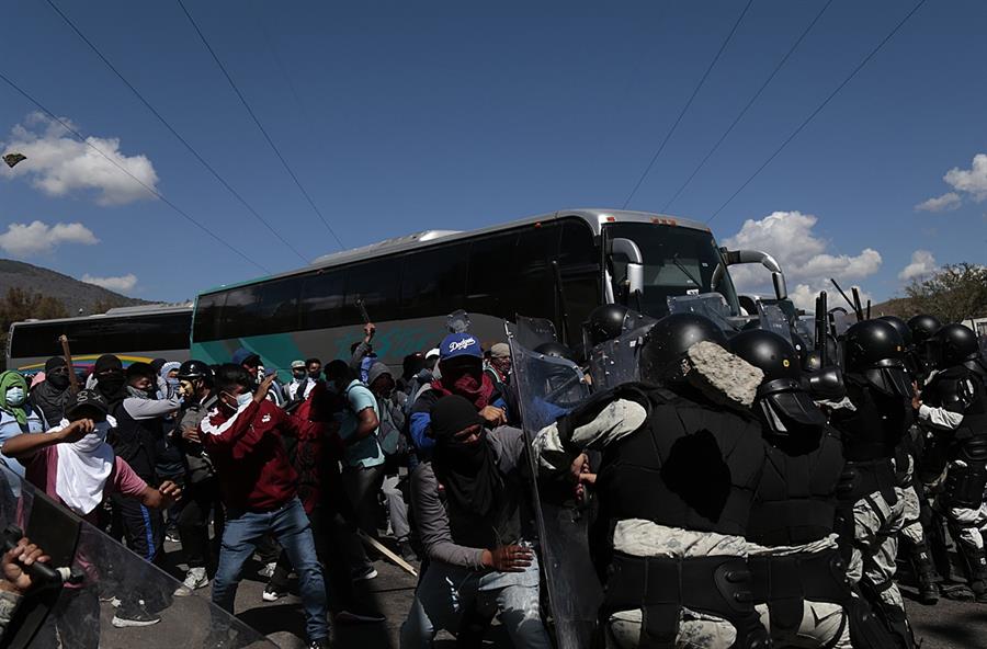 Estudiantes de Ayotzinapa chocan con Guardia Nacional (1) Estudiantes de Ayotzinapa chocan con Guardia Nacional (1)