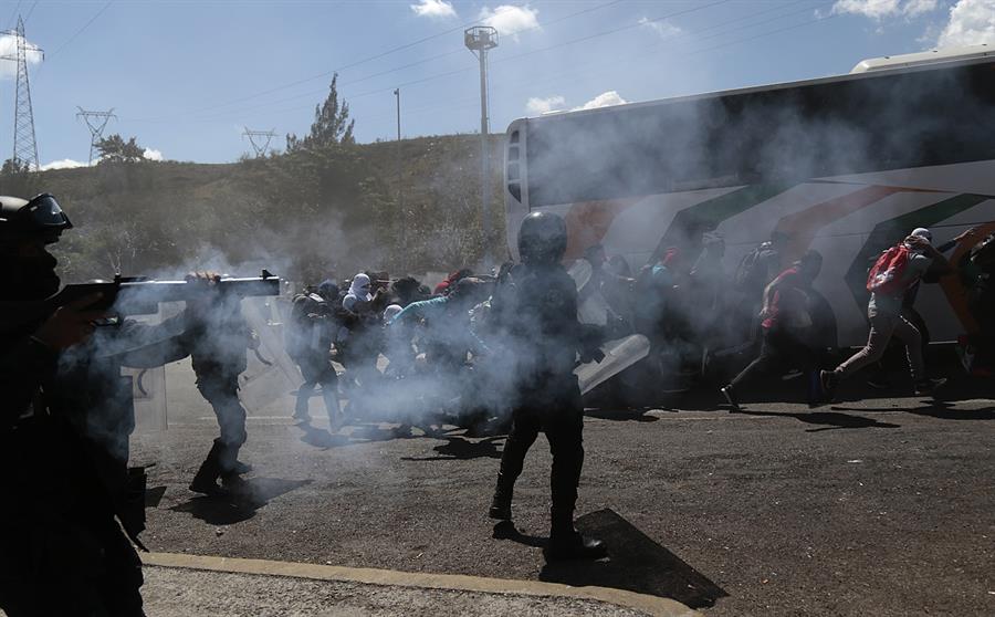 Estudiantes de Ayotzinapa chocan con Guardia Nacional (1)