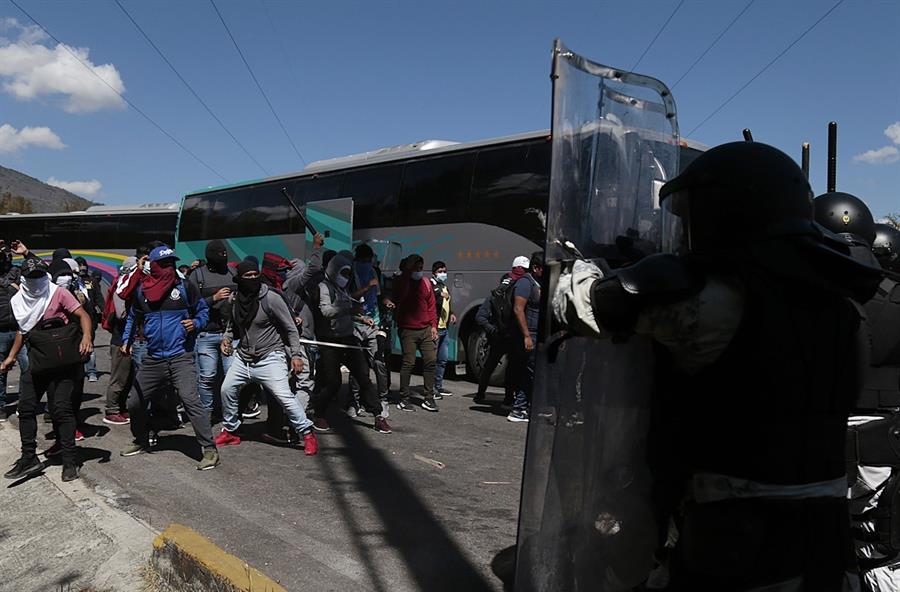 Estudiantes de Ayotzinapa chocan con Guardia Nacional (1)