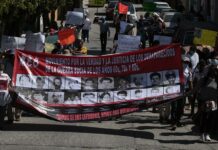 Familias de desaparecidos protestan en el sur de México por Día del Ejército Familias de mexicanos desaparecidos