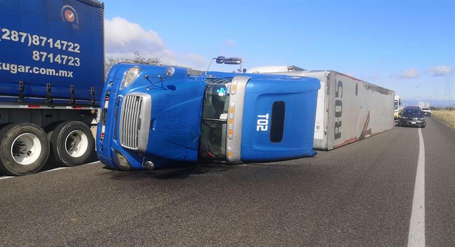 Fuertes ráfagas de viento vuelcan 8 tráileres (2) vehículos volcados