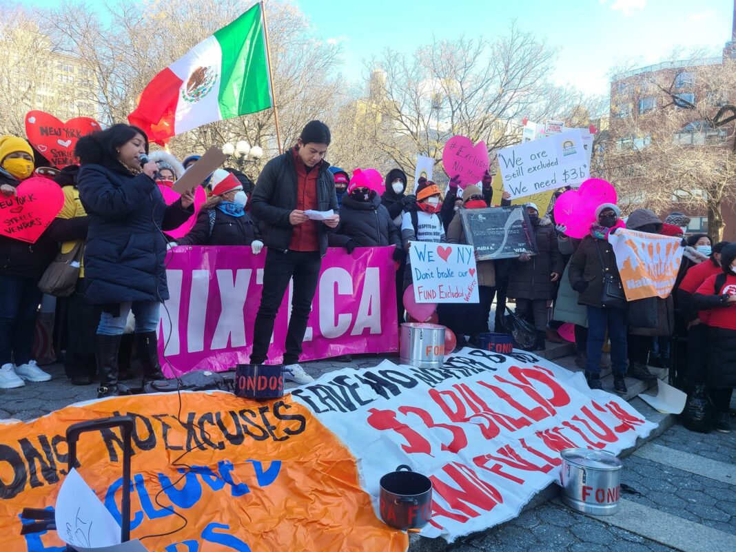 Inmigrantes trabajadoras con pancartas por el Día de San Valentín 3 Inmigrantes trabajadoras con pancartas por el Día de San Valentín