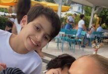 El hijo de Jennifer López actúa junto a ella en su nueva película, "Marry Me" Jennifer Lopez y sus dos hijos, Emme y Max (izquierda).
