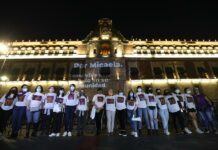 Mexicanas atacadas con ácido protestan en Palacio Nacional contra impunidad Mexicanas atacadas con ácido protestan en Palacio Nacional (3)
