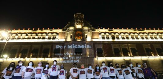 Mexicanas atacadas con ácido protestan en Palacio Nacional (3)