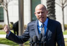 Abogado es declarado culpable por fraude a una actriz porno vinculada a Trump Michael-Avenatti