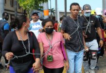 Migrantes realizan viacrucis en el sur de México para exigir visas