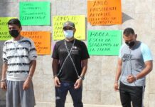 Migrantes se encadenan para presionar entrega de papeles en sureste de México
