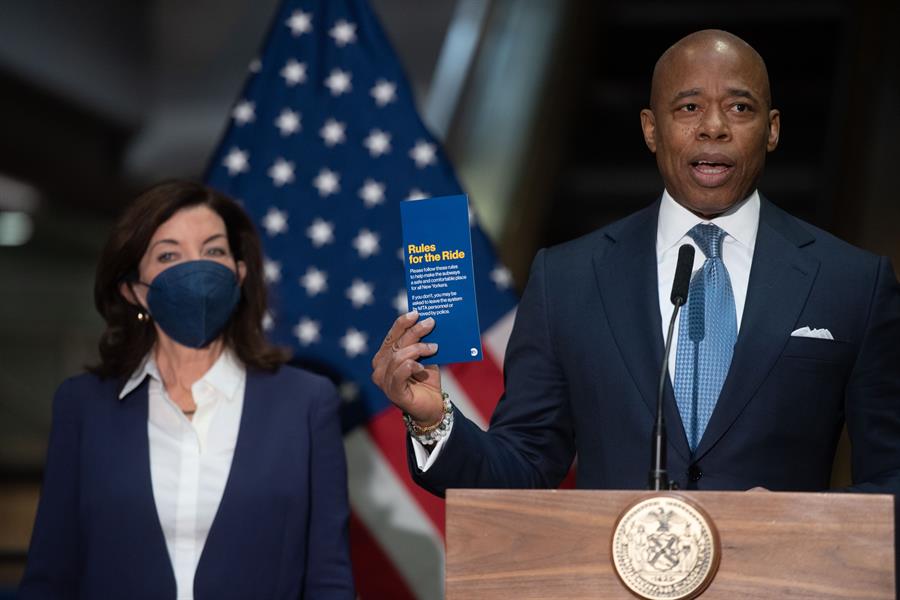 Nueva York crea primer centro para prevenir ataques cibernéticos Kathy Hochul, y el alcalde de la ciudad, Eric Adams