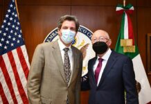 Subsecretario estadounidense de Energía visita México para buscar sinergias José W. Fernández (i) mientras posa junto al embajador estadounidense en México, Ken Salazar,