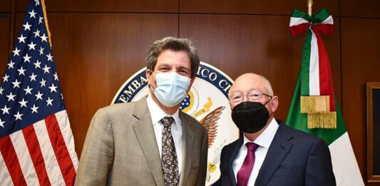 José W. Fernández (i) mientras posa junto al embajador estadounidense en México, Ken Salazar,