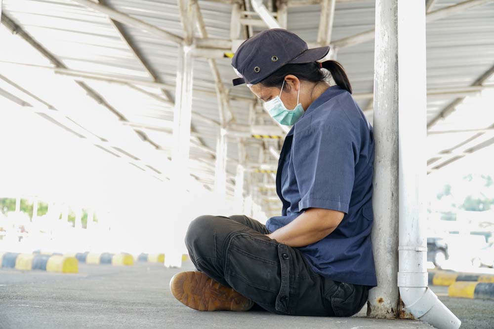 The factory worker is sitting and waiting laid off.(The effect w empleo