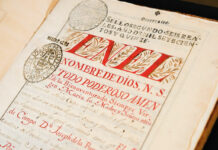 México recibe piezas arqueológicas repatriadas de Nueva York Libro que tiene el título En el Nombre de Dios (Twitter de INAH.)