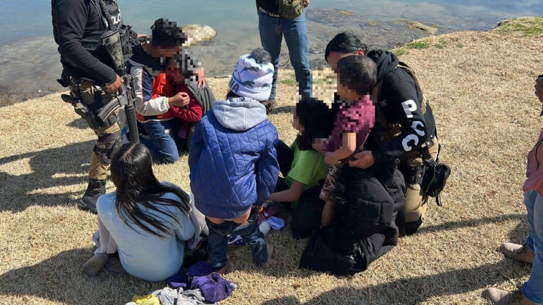 rescatan a seis menores migrantes en el río Bravo inmigrantes