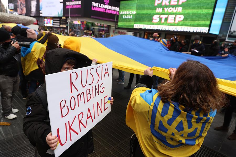 ucranianos se manifiestan contra Rusia en Times Square (3)