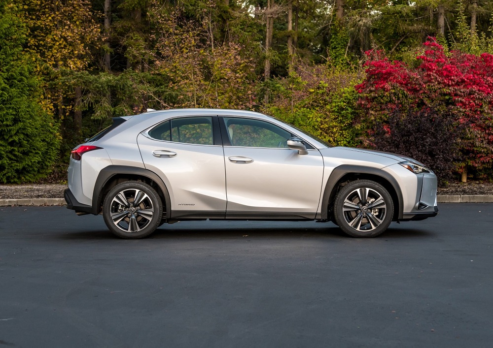 2022-LexusUXh_SilverLiningMetallic_017- 2022-LexusUXh_SilverLiningMetallic_017-