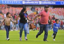 Al menos 22 heridos dejan disturbios en estadio de fútbol en centro de México disturbios en estadio de fútbol