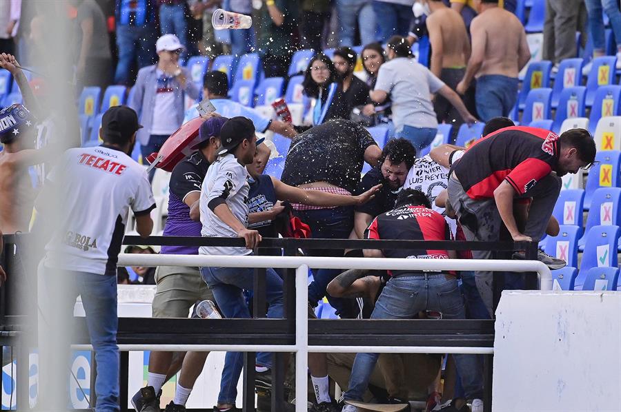 22 heridos dejan disturbios en estadio de f&uacute;tbol (2)