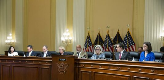 Comité vota declarar en desacato a asesores de Trump