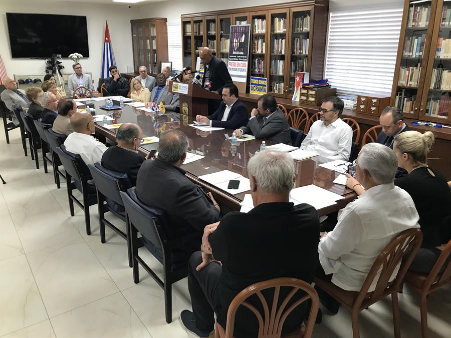 Cubanos elaboran en Miami un plan para una transición democrática (2) Cubanos