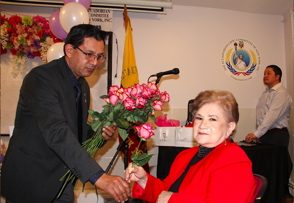  PRESIDENTE CCE ENTREGA ROSAS.