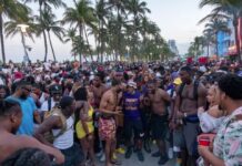 Miami Beach recibe con temor a miles de jóvenes por el "spring break" Jòvenes en playa