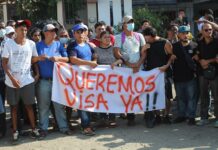 Migrantes bloquean calles en sur de México para exigir su regularización Migrantes bloquean calles en sur de México