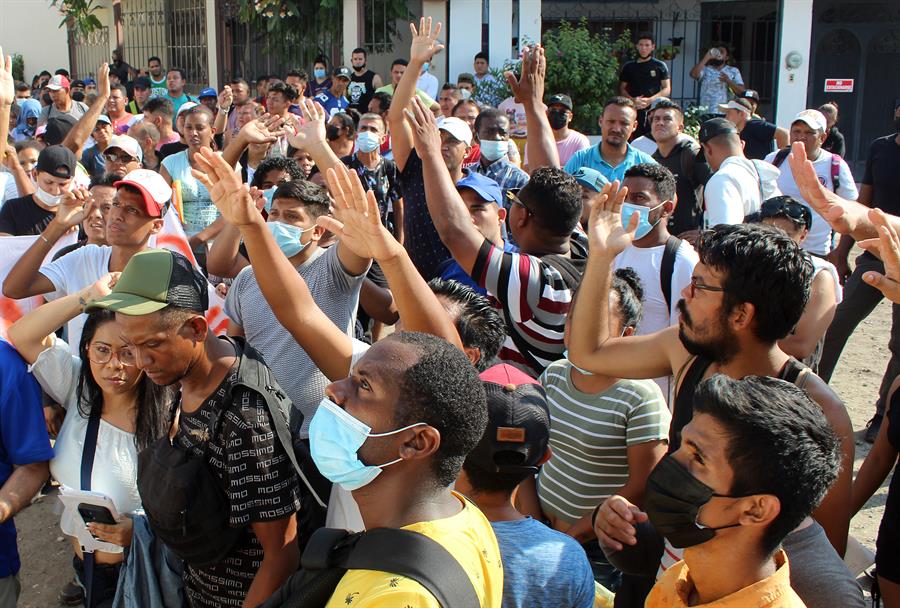 Migrantes bloquean calles en sur de M&eacute;xico