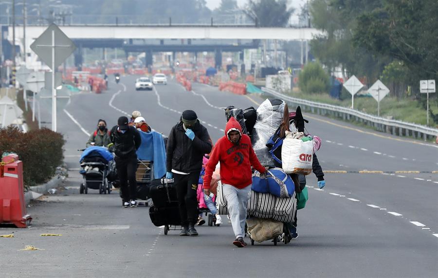 Migrantes venezolanos caminando de regreso a Venezuela Migrantes venezolanos