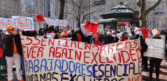 El 8 de marzo es considerado por las mujeres como un artífice de la historia en la lucha por la justicia y la equidad. Ese mismo día, pero en 1957 miles de trabajadoras de fábricas de textiles salieron a las calles de Nueva York bajo el lema “Pan y Rosas” para protestar por las malas condiciones laborales, reivindicar un recorte del horario y poner fin al trabajo infantil.
