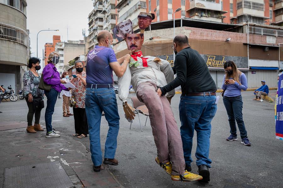 Caraque&ntilde;os queman figuras de Maduro y Putin (3)