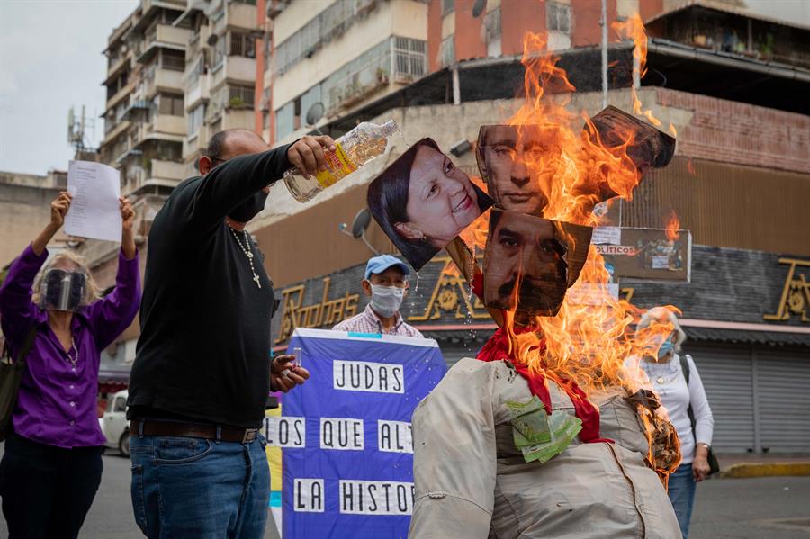 Caraque&ntilde;os queman figuras de Maduro y Putin (3)