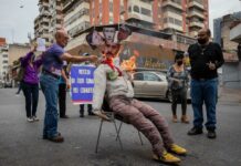 Caraqueños queman figuras de Maduro y Putin (3)
