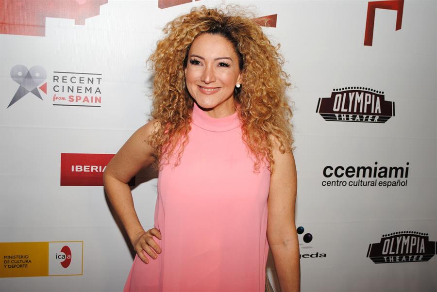 Erika Ender lanza Abrázame Erika Ender
