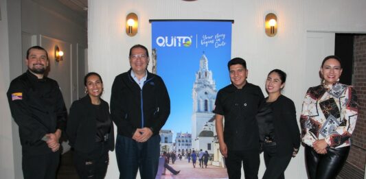 El Dr. Santiago Guarderas, anfitrión de la recepción Bicentenario a la Carta, junto al equipo de chefs ecuatorianos y de María Cristina Rivadeneira, funcionaria de Quito Turismo, durante la realización de esta recepción para prensa internacional en la Quinta Ave. en Manhattan, muy cerca del lugar de nacimiento de Galo Plaza.
