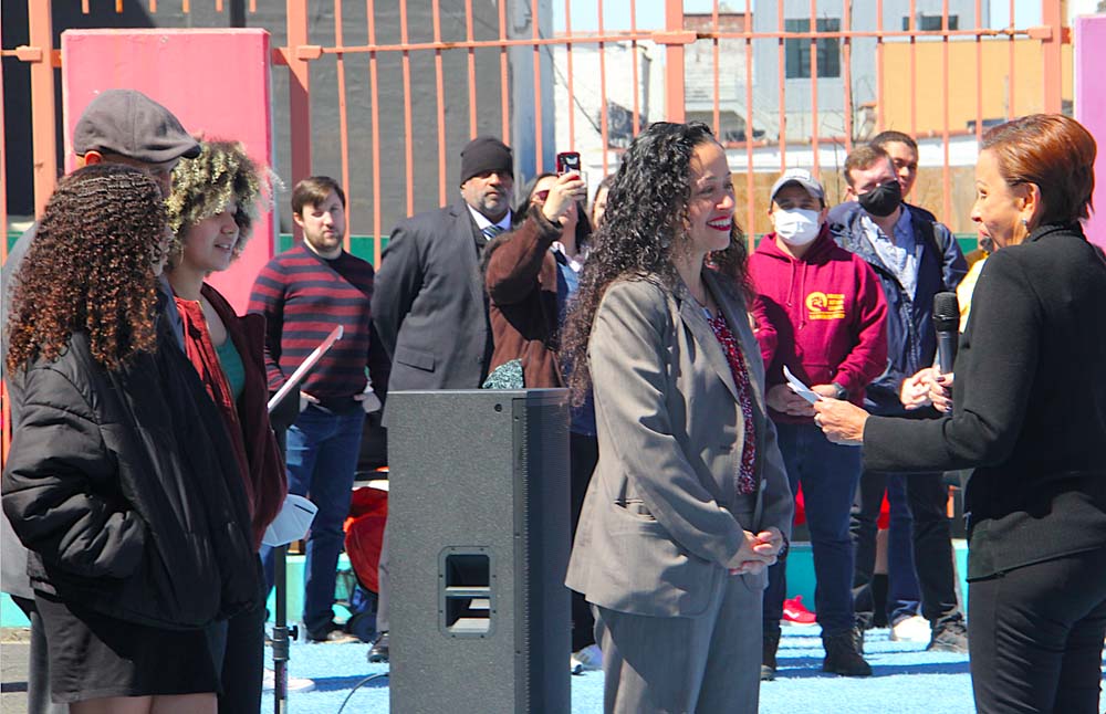 La concejal Alexa Avil&eacute;s acompa&ntilde;ada de su esposo y de sus dos hijas, jurament&oacute; ante la congresista Nydia Vel&aacute;squez.