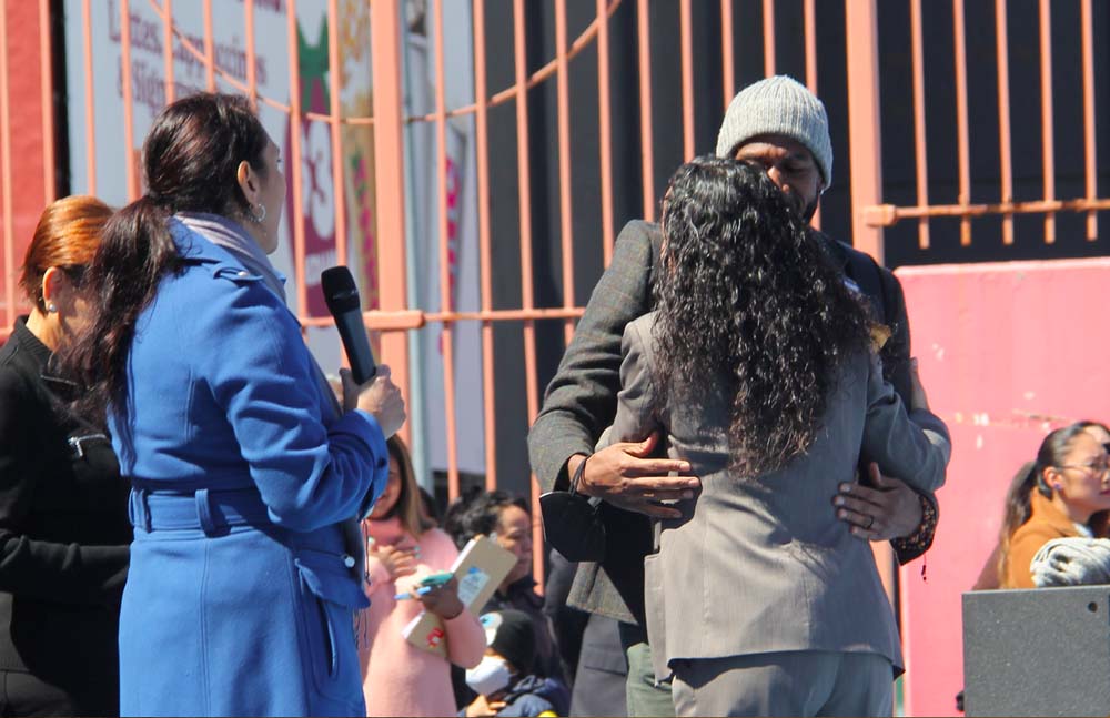 El Hon. Jumanee Williams, Defensor P&uacute;blico de la Ciudad de Nueva York y candidato a gobernador del Estado de Nueva York, felicit&oacute; a la flamante concejal Alexa Avil&eacute;s durante la ceremonia de su juramentaci&oacute;n.