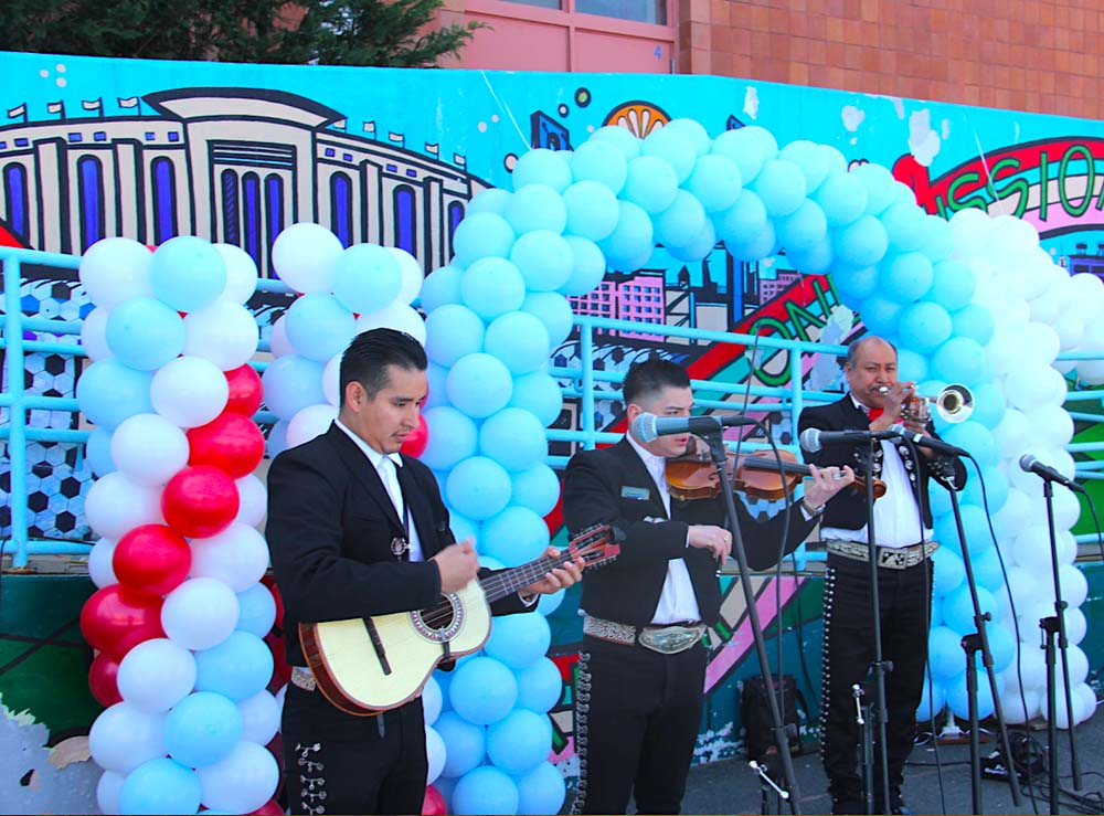 La m&uacute;sica mariachi cerr&oacute; con broche de oro el programa de juramentaci&oacute;n de la concejal Alexa Avil&eacute;s, que se caracteriz&oacute; por una gran y sincera alegr&iacute;a de su diversa comunidad.