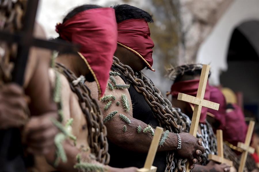 Ic&oacute;nica procesi&oacute;n de hombres encadenados regresa (2)