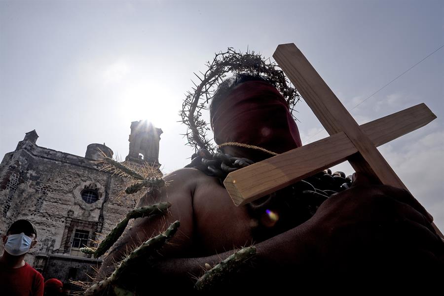 Ic&oacute;nica procesi&oacute;n de hombres encadenados regresa (2)